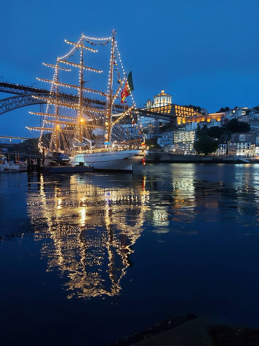 Yes i know, it’s looks like a movie scene, doesn't it? But it’s not !! 

It’s just another incredible night in my town, PORTO 🇵🇹 

Thank you God, I Love my city ! 

#porto #portotown #portocity #ribeiradoporto #portowine #Portugal