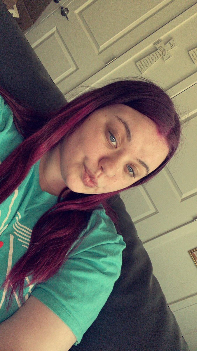 Deannaroschews's tweet photo. New hair who did??😂💕💕 
#burgundyhair #blueeyes #hairstyle #haircolor https://t.co/3woSWIPPFc