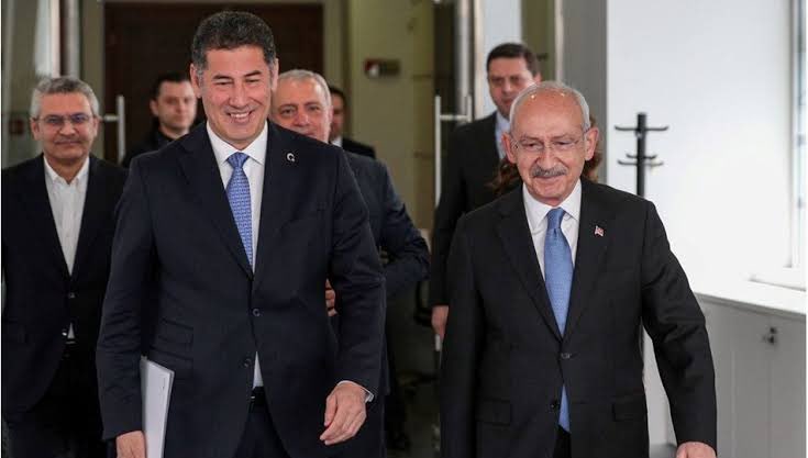 solcugazete's tweet photo. ATA İttifakı’nın bileşeni Adalet Partisi lideri Vecdet Öz:

"Tarafsız kalmak mevcut iktidara dolaylı destek vermektir.

Hiçbir beklenti içinde olmadan Kılıçdaroğlu’na destek vereceğiz." https://t.co/zKNSSA85eL