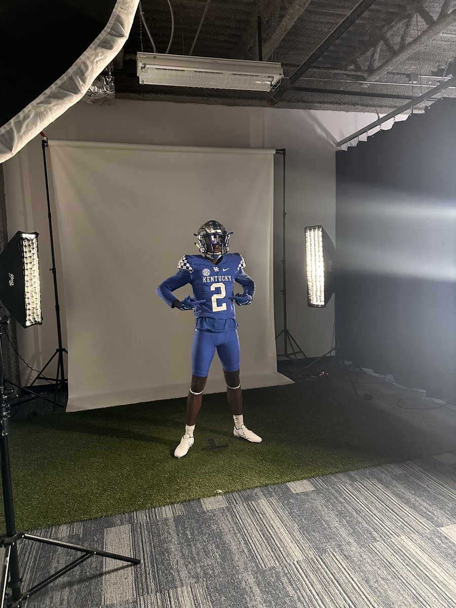 Had a great visit today at the University of Kentucky! Loved the energy and can’t wait to be back down! <a href="/OL_Coach_Yenser/">Zach Yenser</a> <a href="/CoachC_Collins/">Chris Collins</a> <a href="/UKFootball/">Kentucky Football</a> <a href="/HSEFootball/">HSE Royal Football</a>
