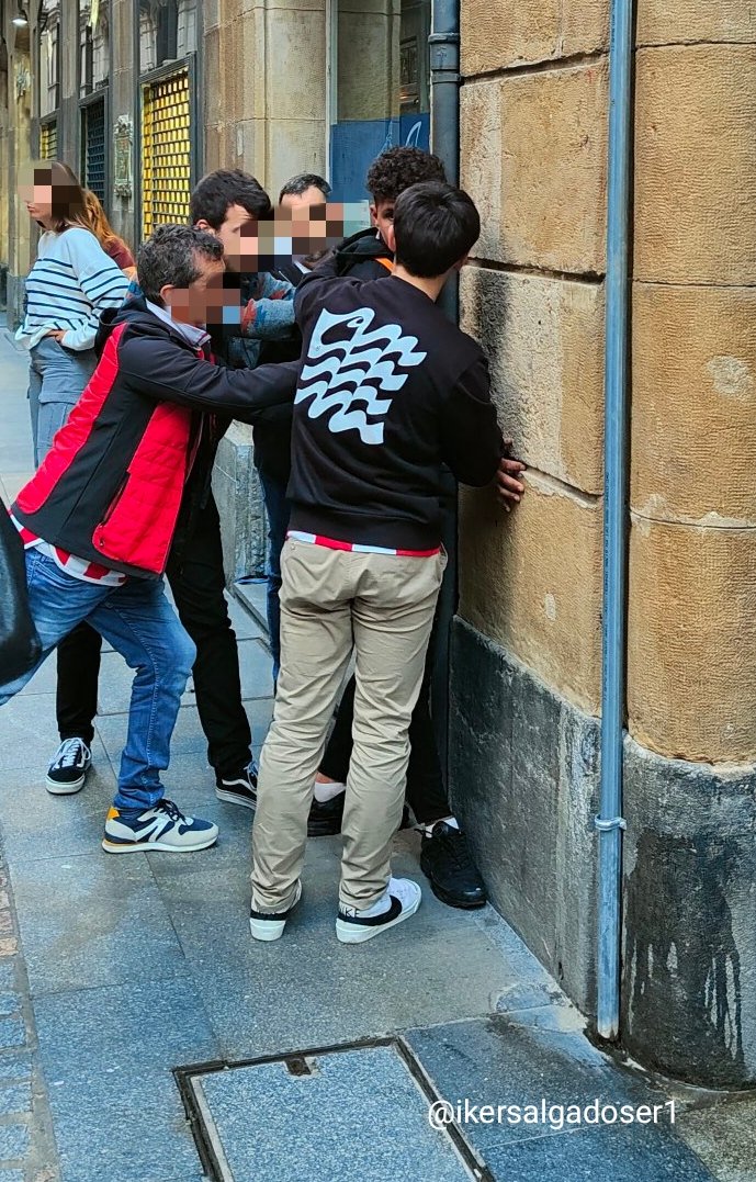 ikersalgadoser1's tweet photo. Varias personas en #Bilbao evitan que un ladrón   intenté robar a una señora mayor una cadena de oro, la rápida intervención de los ciudadanos ha conseguido retener al supuesto ladrón. https://t.co/xKIQM6Zcxo
