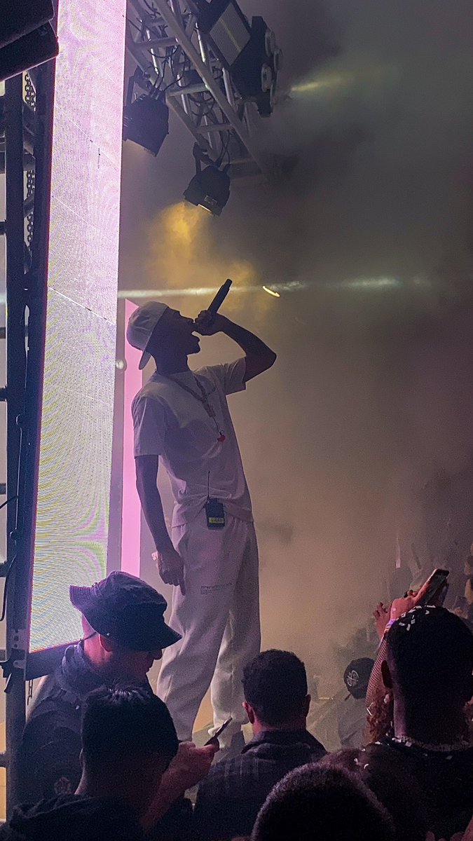 hssprivx's tweet photo. fotos que tirei no show do @thiagoveigh https://t.co/5s5htuc788