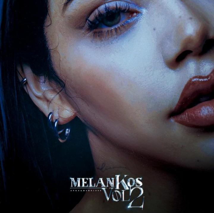 vaquitakrawi's tweet photo. Hoy probé dibujar el próximo lanzamiento de KeniaOs MELANKOSVOL2 y en serio, no sabia que cuando quieres , te lo propones y lo logras !
yo no se dibujar ni soy una artista pero que lindo que hagas las cosas con dedicación y lo logres 🫶🏻🫶🏻🫶🏻
 @keniaos https://t.co/QLHyi0FDdN