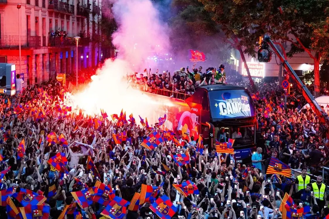 10Ronaldinho's tweet photo. FORÇA BARÇA!!! 💪🏾💪🏾
Parabéns a todos do @FCBarcelona por este lindo momento... estamos no caminho certo!!! Parabéns Xavi pelo primeiro de mtos títulos! #ViscaBarça 🔴🔵 https://t.co/gP0LwVj2E8