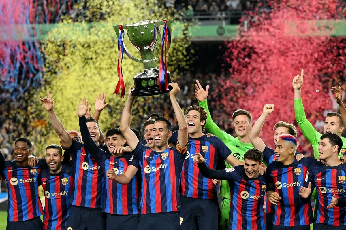 10Ronaldinho's tweet photo. FORÇA BARÇA!!! 💪🏾💪🏾
Parabéns a todos do @FCBarcelona por este lindo momento... estamos no caminho certo!!! Parabéns Xavi pelo primeiro de mtos títulos! #ViscaBarça 🔴🔵 https://t.co/gP0LwVj2E8