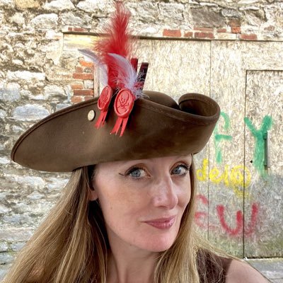LeilaNottage's tweet photo. #NewProfilePic It had to be done for #pirateweekend in #plymouth! Iโm loving the additional feathers given to me by some other #pirates enjoying the sunshine and an ice cream on @PlymBarbican! ๐ดโโ ๏ธโ๏ธโค๏ธ #britainsoceancity https://t.co/YO9277ZHzD