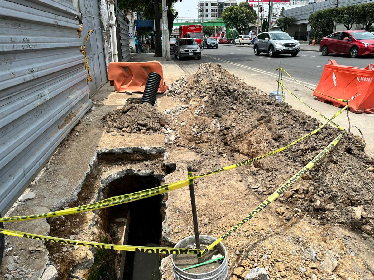 modulo_Claudia's tweet photo. Se solicita el apoyo a la @sobsecdmx para atender esta problemática sobre Avenida Universidad en Axotla, Álvaro Obregón. Lleva días así...
@GobCDMX @AlcaldiaAO https://t.co/hB7npJAV8C