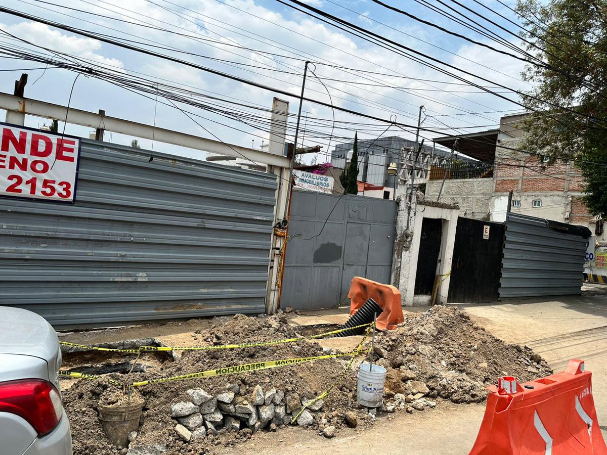 modulo_Claudia's tweet photo. Se solicita el apoyo a la @sobsecdmx para atender esta problemática sobre Avenida Universidad en Axotla, Álvaro Obregón. Lleva días así...
@GobCDMX @AlcaldiaAO https://t.co/hB7npJAV8C