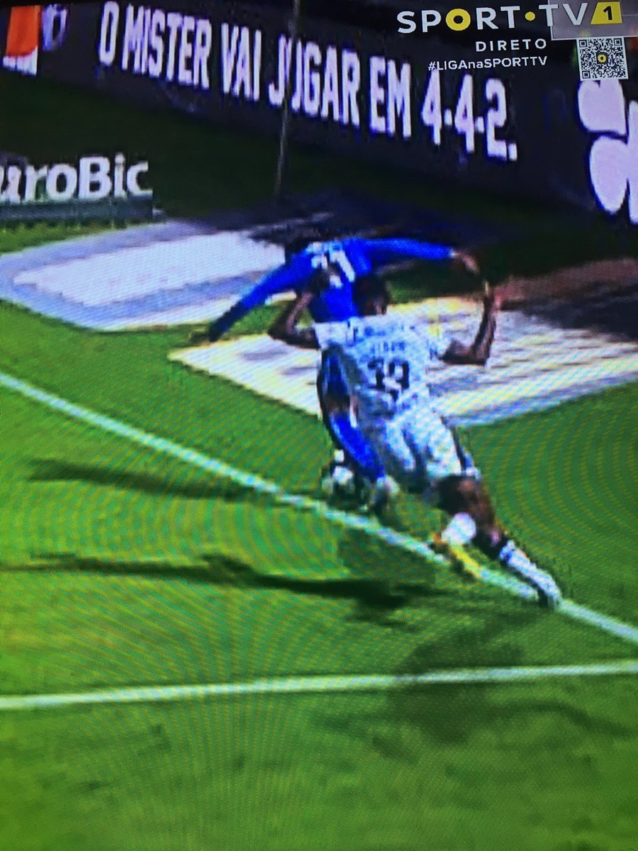 skeroboy10's tweet photo. #Benfica @benfica_fm 
Lance do penalti do 2-3.
O VAR vê penaltis cirurgicos mas não consegue ver que a bola estava fora antes do penalti. https://t.co/4zSHQXtnQB