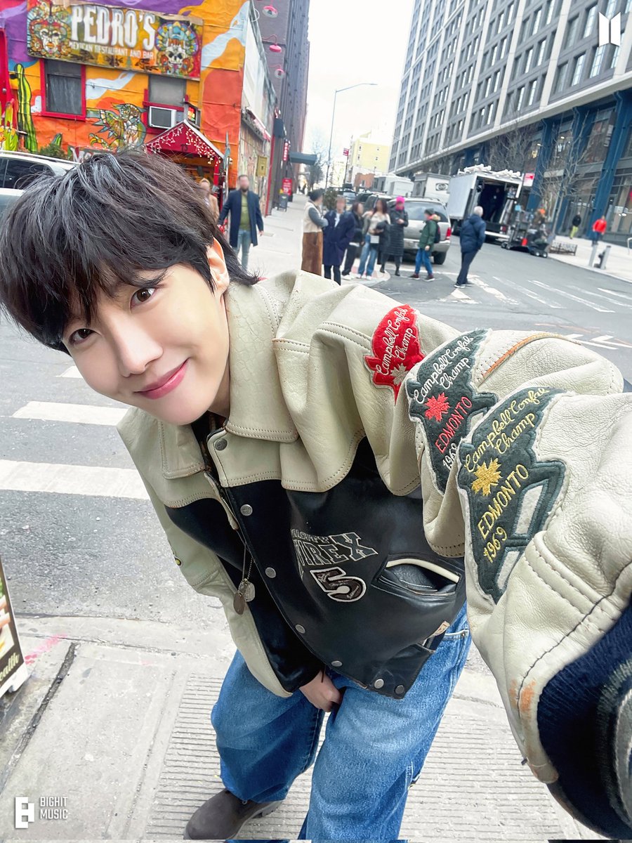 L_jacielma's tweet photo. QUEM NO BTS?  
chamou sua atenção primeiro:Jimin. 
primeiro utt:J-Hope. 
utt atual:J-Hope. 
bias:Yoongi.
bias wrecker:Namjoon.
primeiro MV que viu:Live Goes On.
músicafavorita:Live Goes On,Singularity,On The Street, Epiphany,Daechwita,Flower Wild,Filter,euphoria
Minhas fotos fav: https://t.co/PeYEagrblr