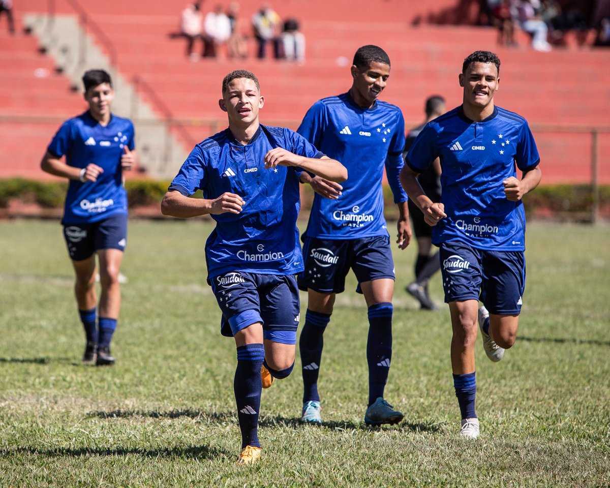 SÁBADO RECHEADO DE VITÓRIAS DOS #CRIASDATOCA! 🦊🔵⚪️

Nossas categorias do Sub-20, Sub-17 e Sub-15 venceram hoje. 👊

No Sub-20, a partida contra do Inter de Minas ficou em 3 a 0, com gols de Jhosefer, Vitinho e Fernando! ⚽️

No Sub-17 e Sub-15 vencemos o América-TO pelos…