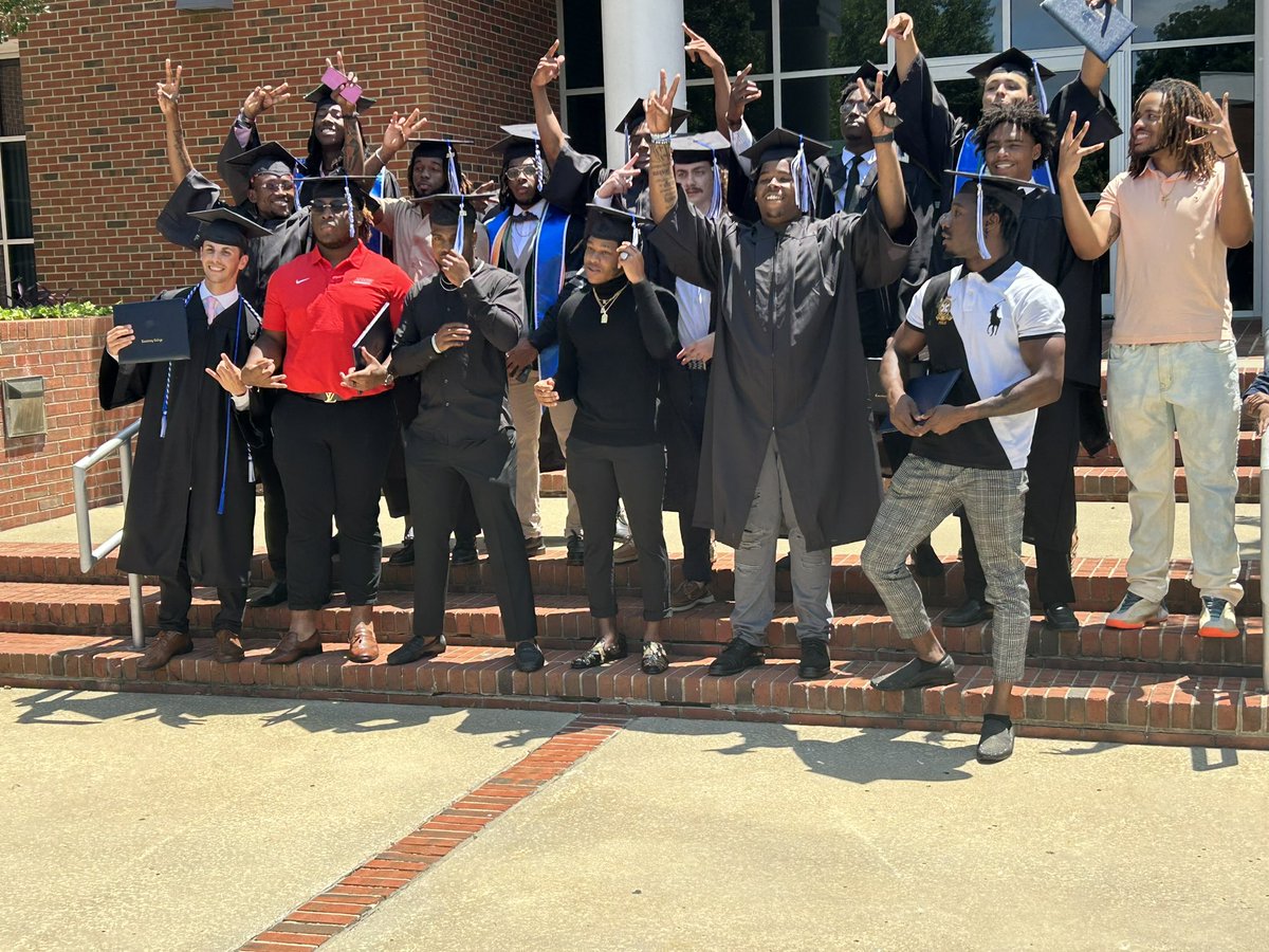 As much as I couldn’t wait to be done with junior college I am sad to say I’m gon miss this experience and want to give a Big Thanks to <a href="/Coach_QSpellman/">Quinderra J. Spellman</a>  thanks for surrounding me with a great group of people from the staff to the players and got close to 100% scholarships 👏🏾