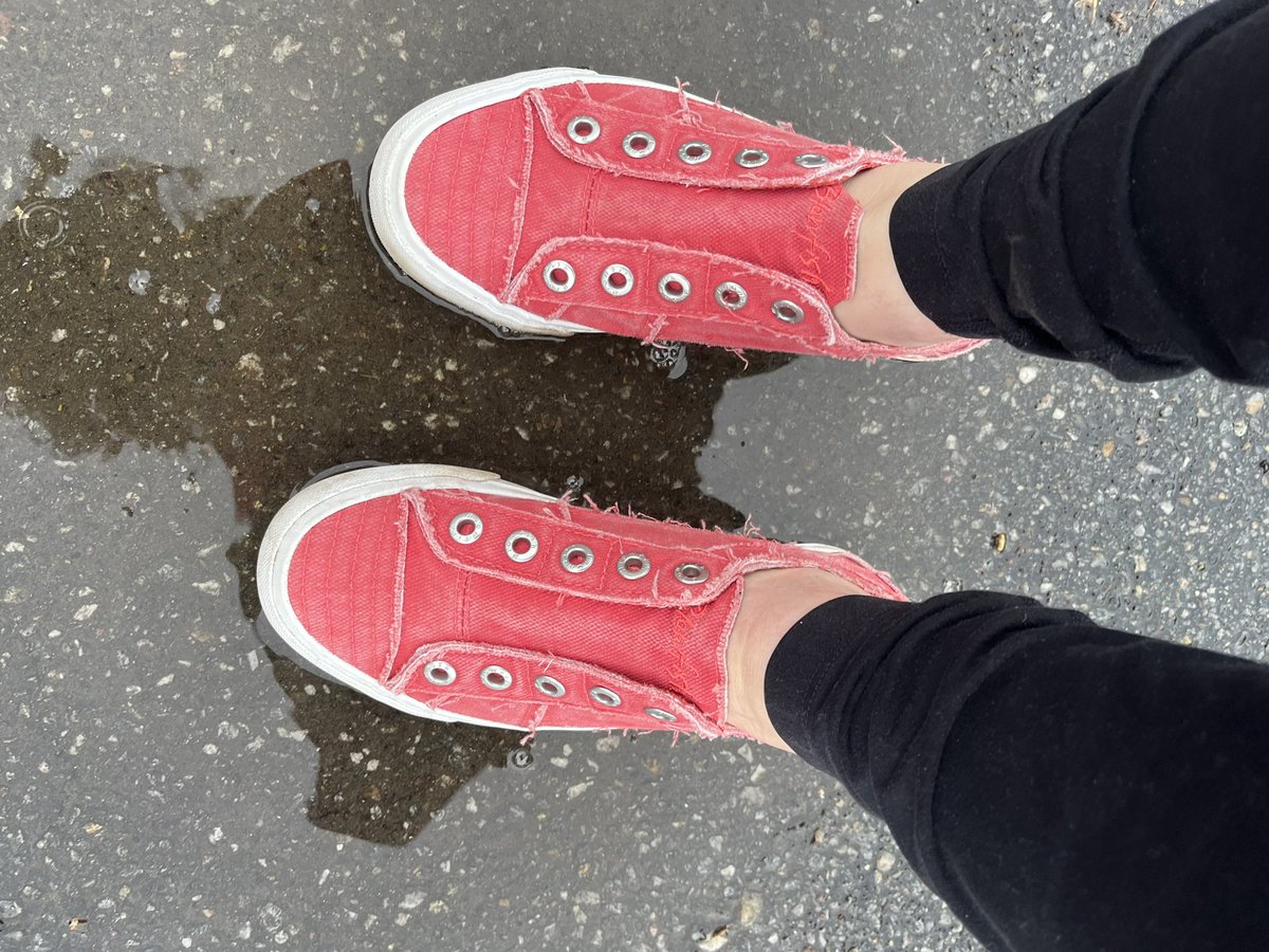Today I’m wearing red sneakers in memory of Oakley Debbs for #InternationalRedSneakersDay His family created @oakley_red to educate and raise awareness about #foodallergies #foodallergyawareness #livlikeoaks #redsneakersforoakley