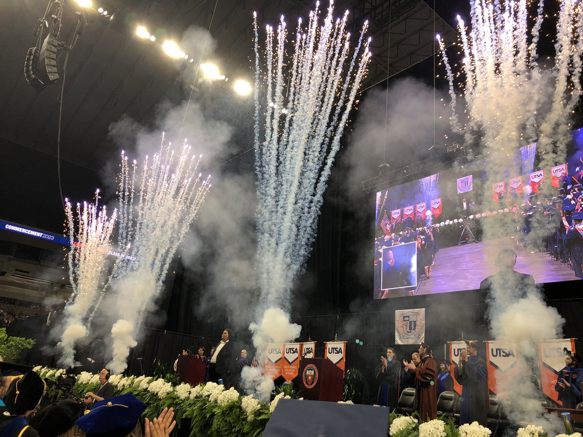 JorgeLSolis's tweet image. Graduation San Antonio style with Mariachi Los Paisanos!! #utsa