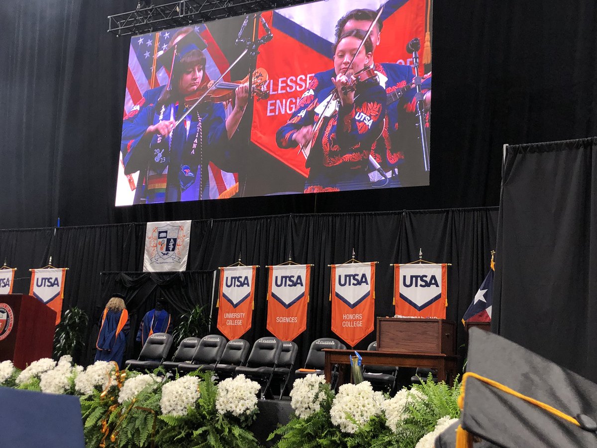 JorgeLSolis's tweet image. Graduation San Antonio style with Mariachi Los Paisanos!! #utsa