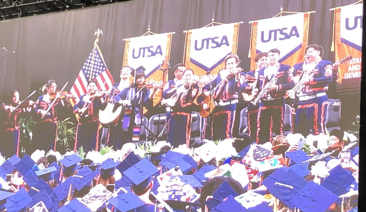 JorgeLSolis's tweet image. Graduation San Antonio style with Mariachi Los Paisanos!! #utsa