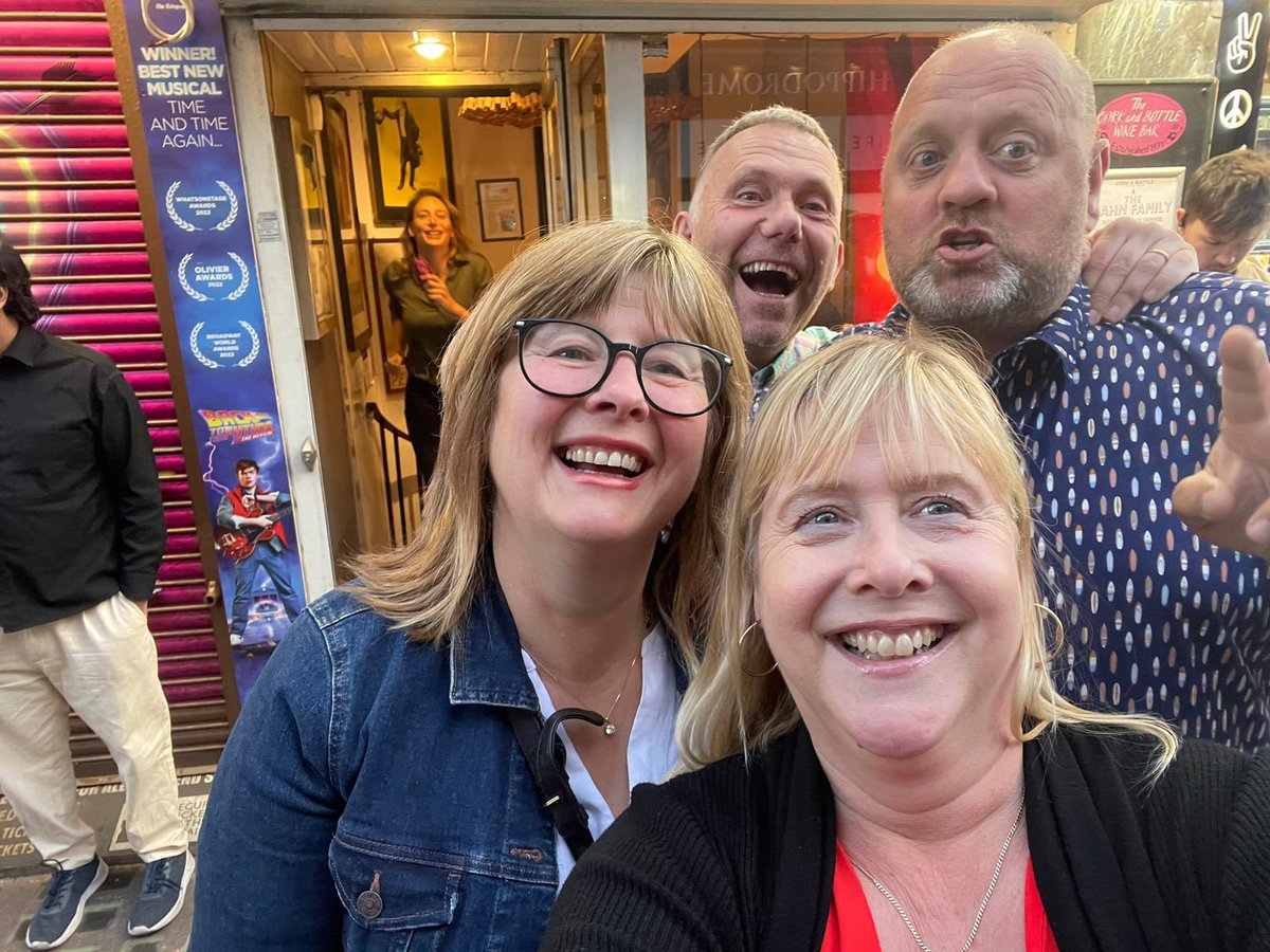towler05's tweet photo. Living in the best city in the world #londontown #pubcrawl #friends https://t.co/fobBhSzahU