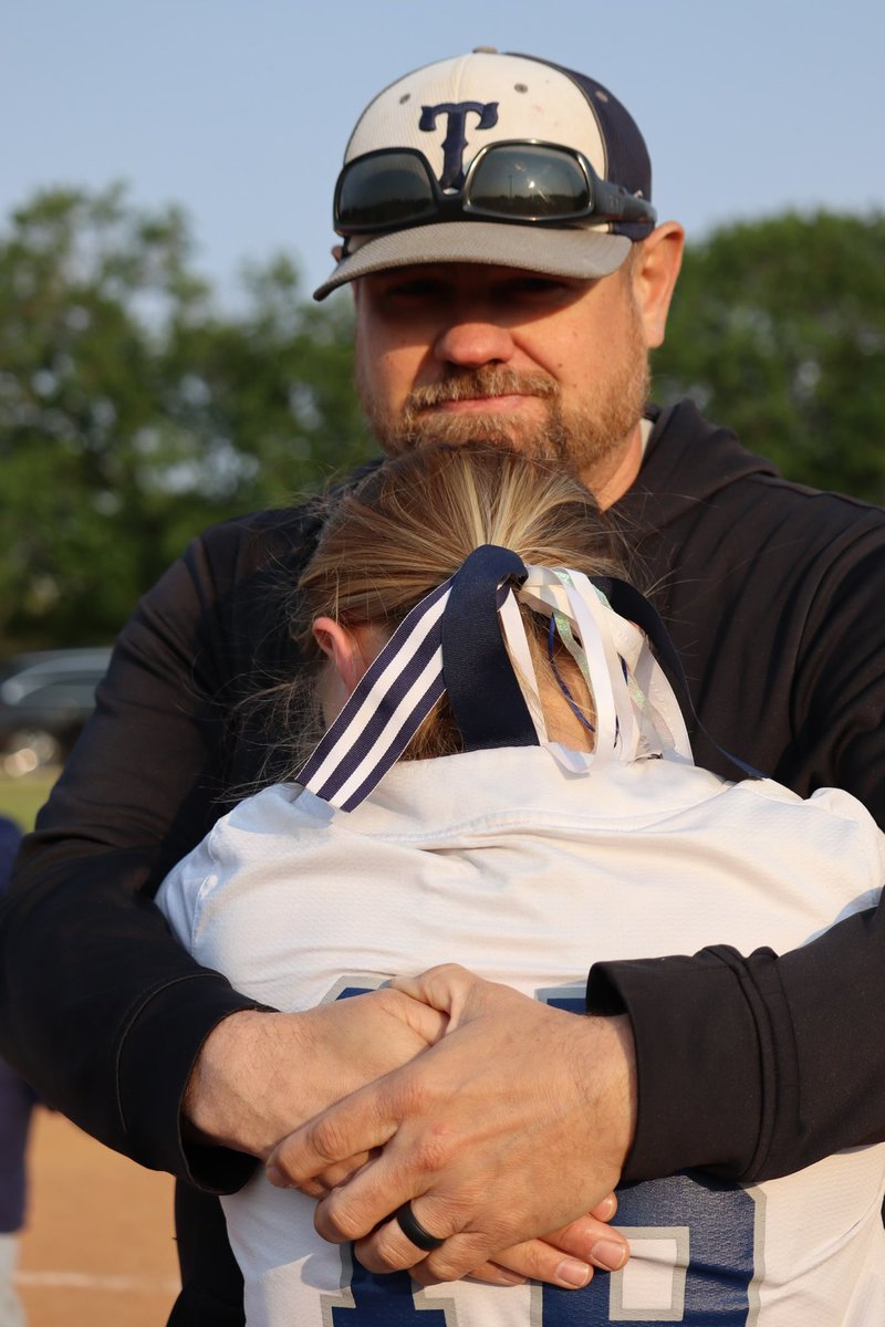 KBamler's tweet image. Goodbye Hugs💙