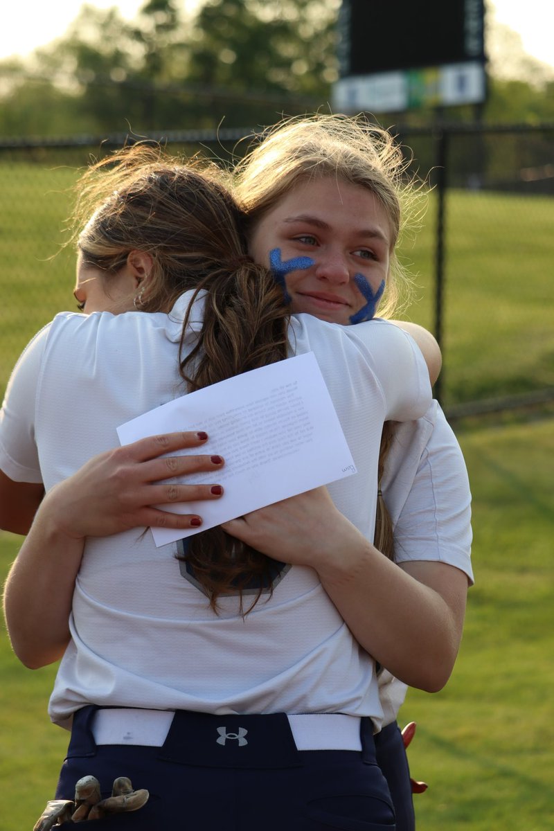 KBamler's tweet image. Goodbye Hugs💙