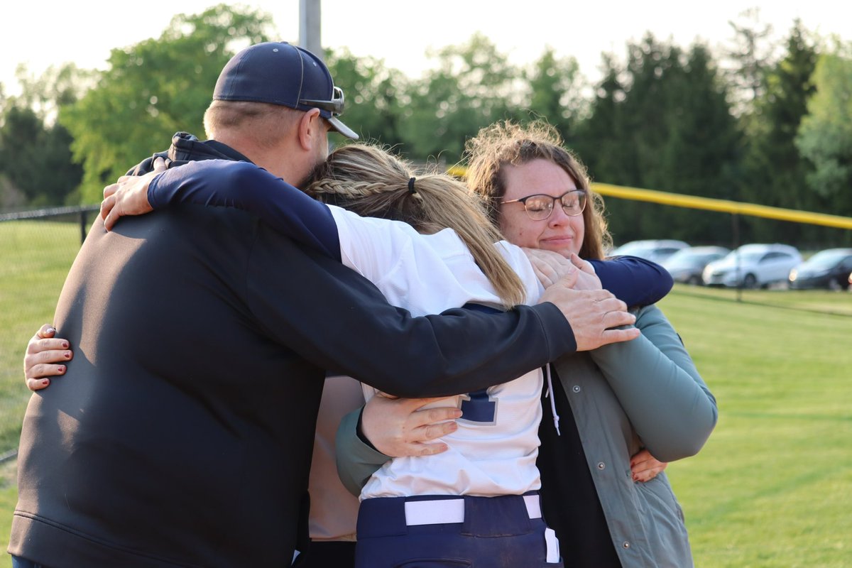 KBamler's tweet image. Goodbye Hugs💙