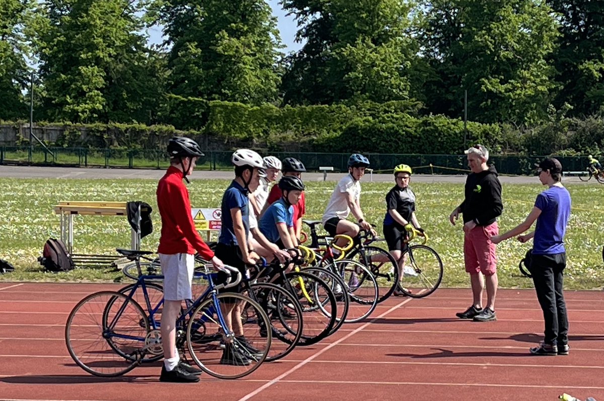 Another fantastic training day at PPV on both free and fixed wheel - half lap changes for the endurance races and skills practice, with a bit of sumo, keirin starts and sprint starts.  Nice to see lots of new faces today 🚴🚴🚴