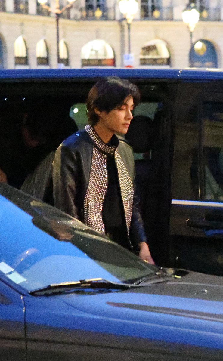 popcultureshub's tweet photo. Taehyung is seen in Paris. https://t.co/Hx49B3vOEo