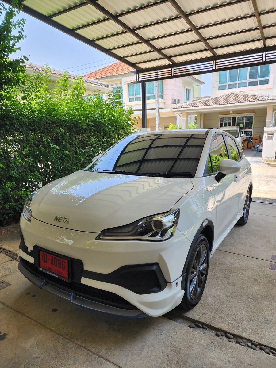 rachjuly's tweet image. ช่วงนี้กำลังเห่อของเล่นใหม่ Neta V ีถคันเล็กแต่พลังไม่เล็ก 
ราคาเบาๆ รู้ข้อดีข้อเสียก่อนจะซื้อ อะไรขาดก็เติมอะไรเกินก็แก้ 
เป็นรถขับสนุก (เมื่อเปลี่ยนโช๊คแล้ว) ขับในเมืองง่าย ออกทางไกลก็ดี แบตเตอรี่ถ้าขับไม่ซิ่งมาก มีได้เกิน 300 กิโลแน่ๆ 
จอเป็น android จัดการเองได้ไม่ยาก #netav