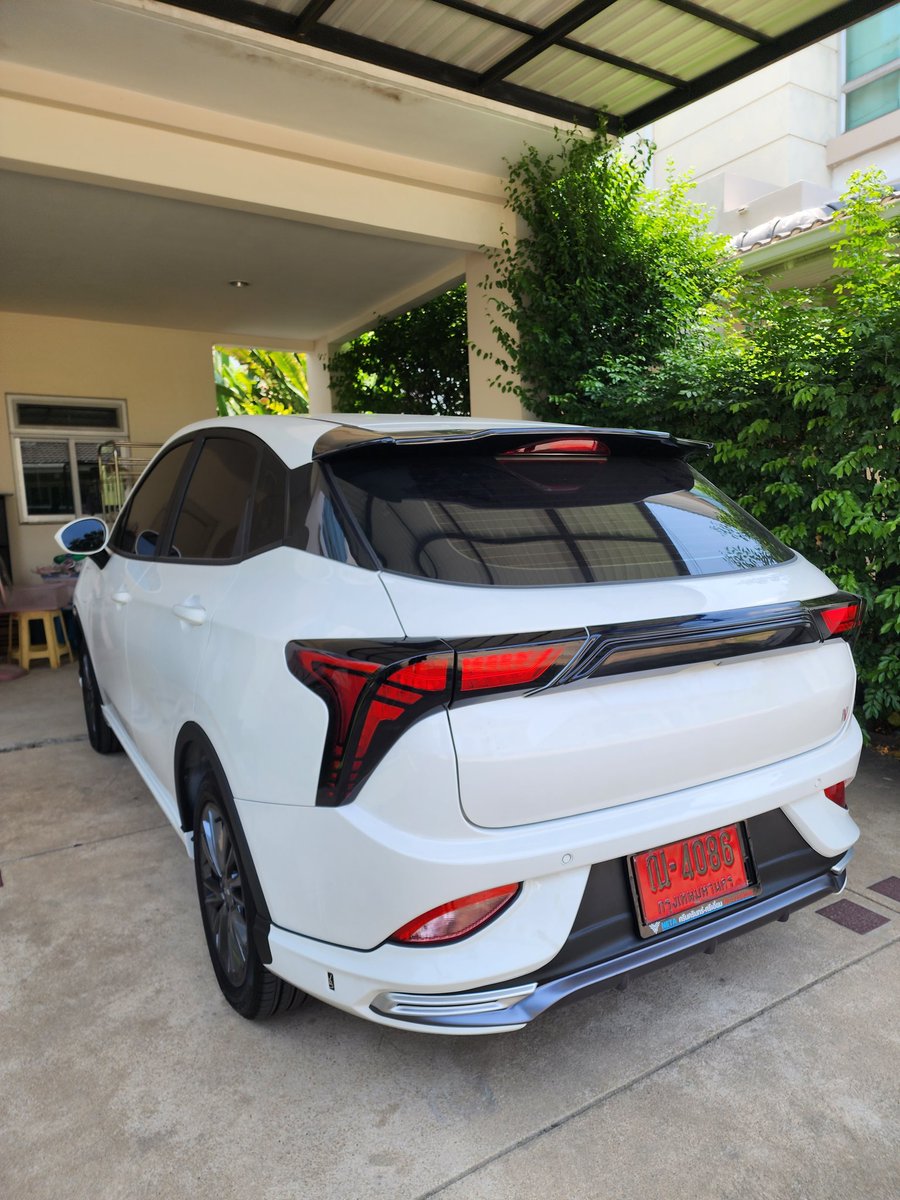 rachjuly's tweet image. ช่วงนี้กำลังเห่อของเล่นใหม่ Neta V ีถคันเล็กแต่พลังไม่เล็ก 
ราคาเบาๆ รู้ข้อดีข้อเสียก่อนจะซื้อ อะไรขาดก็เติมอะไรเกินก็แก้ 
เป็นรถขับสนุก (เมื่อเปลี่ยนโช๊คแล้ว) ขับในเมืองง่าย ออกทางไกลก็ดี แบตเตอรี่ถ้าขับไม่ซิ่งมาก มีได้เกิน 300 กิโลแน่ๆ 
จอเป็น android จัดการเองได้ไม่ยาก #netav