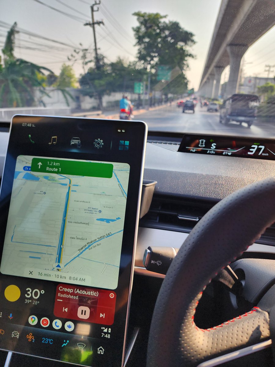 rachjuly's tweet image. ช่วงนี้กำลังเห่อของเล่นใหม่ Neta V ีถคันเล็กแต่พลังไม่เล็ก 
ราคาเบาๆ รู้ข้อดีข้อเสียก่อนจะซื้อ อะไรขาดก็เติมอะไรเกินก็แก้ 
เป็นรถขับสนุก (เมื่อเปลี่ยนโช๊คแล้ว) ขับในเมืองง่าย ออกทางไกลก็ดี แบตเตอรี่ถ้าขับไม่ซิ่งมาก มีได้เกิน 300 กิโลแน่ๆ 
จอเป็น android จัดการเองได้ไม่ยาก #netav