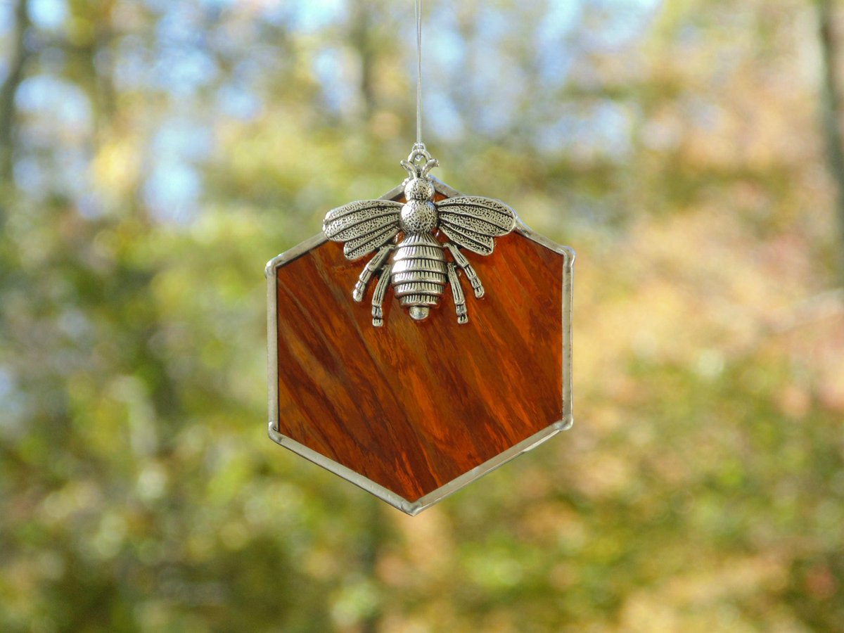 stndglass's tweet image. Stained glass bee suncatcher ornament, honey hive, honeycomb window art home decoration tuppu.net/77a24cf3 #Etsy #suncatcher #DesignsStainedGlass #StainedGlassBee