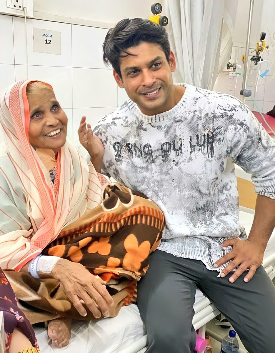 Here4Sid's tweet photo. Drop your fav #SidharthShukla 's pic in white...🤍

#SidharthShuklaLivesOn #SidHearts @sidharth_shukla https://t.co/khnUTmJVEP