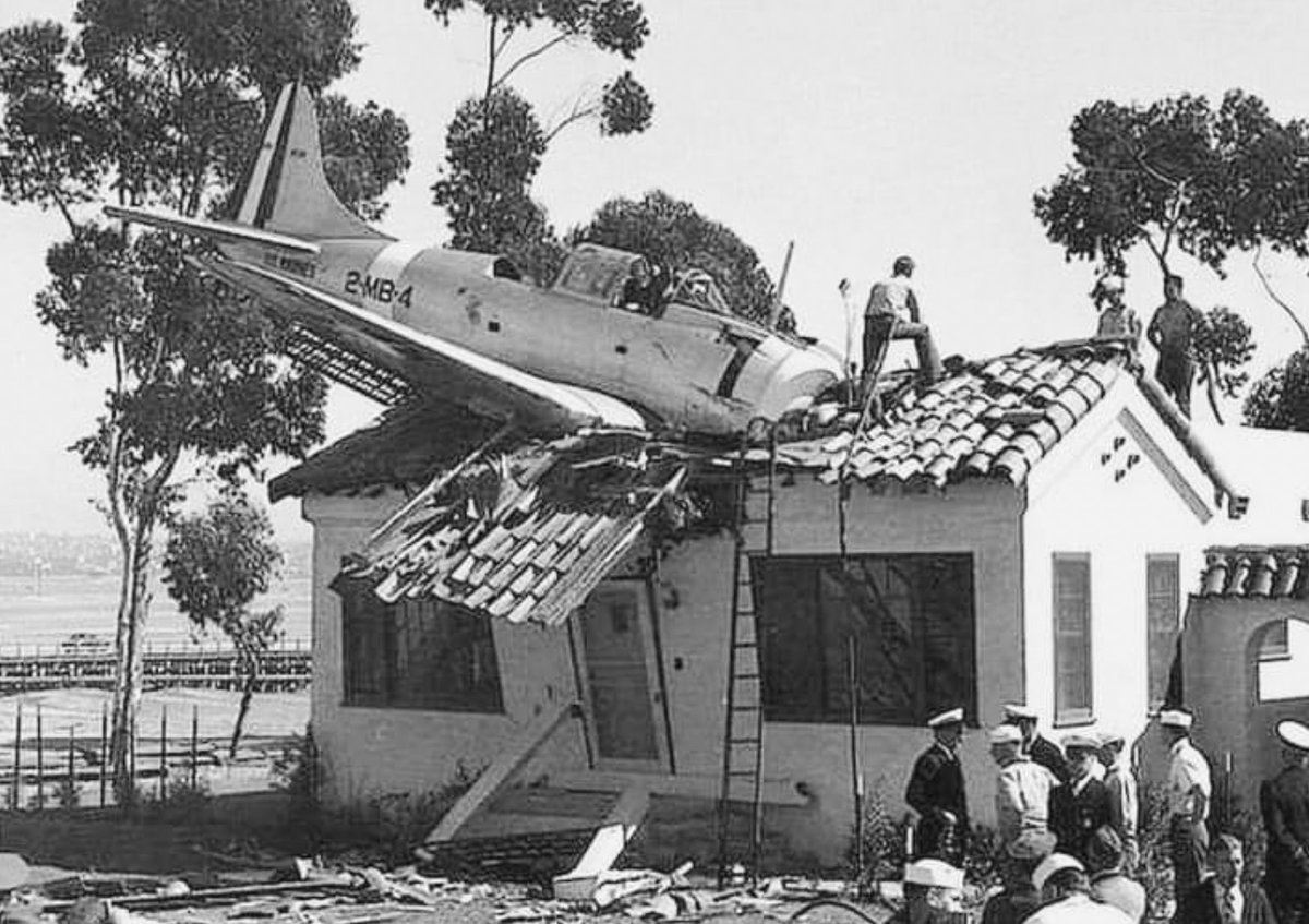 Low Ceiling! 😬🤣 A Douglas BD Dauntless of Marine squadron VMB-2 has an encounter with a house at Rockwell Field, California. Early 1941….#avgeeks #Aviation #aviationlovers (coronadotimes.com/news/2013/09/0…)