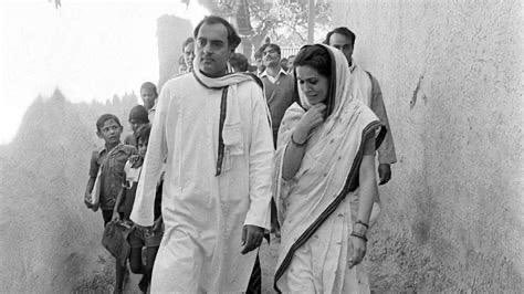 दृग देख जहाँ तक पाते हैं, तम का सागर लहराता है,
फिर भी उस पार खड़ा कोई हम सब को खींच बुलाता है!
मैं आज चला तुम आओगी, कल, परसों, सब संगीसाथी,
दुनिया रोतीधोती रहती, जिसको जाना है, जाता है।
मेरा तो होता मन डगडग मग, तट पर ही के हलकोरों से!
जब मैं एकाकी पहुँचूँगा, मँझधार न जाने क्या