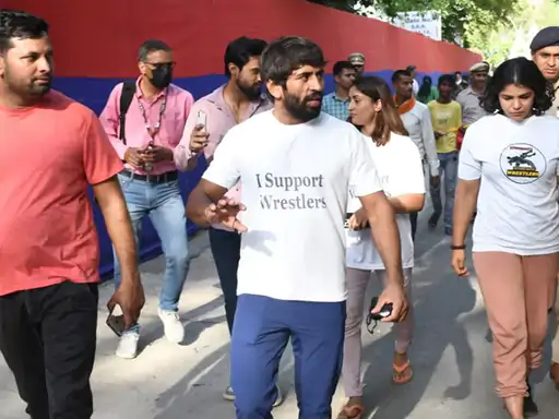 DainikBhaskar's tweet photo. दिल्ली पुलिस ने साक्षी-विनेश को IPL मैच देखने से रोका: पहलवानों का आरोप- टिकट होने के बाद भी अरुण जटेली स्टेडियम में जाने नहीं दिया
https://t.co/dqhtbextIx
#Wrestlers #ArunJaitleyStadium https://t.co/7Q54ett3MS
