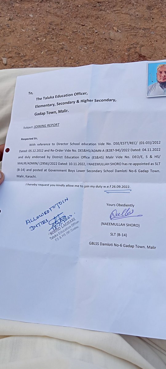 NaeemullahShor2's tweet photo. @MinisterEduGoS officers ki galti ki saza hmen Q 6 month se sab udar lekr school jarha hon jab salary k lye gya to salary nhi me Kahn jaon kis se faryad kron https://t.co/GiGm21h7rO