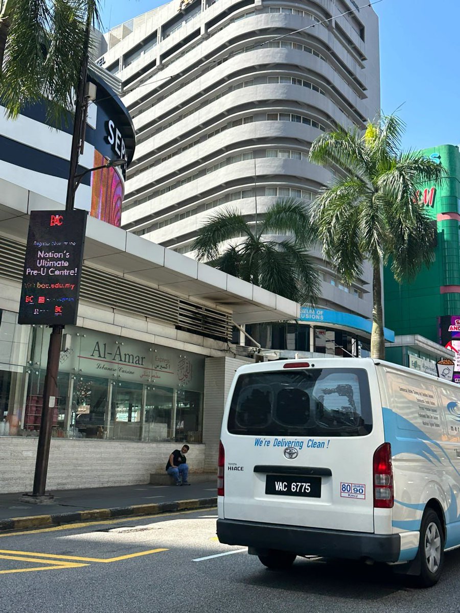 sweet123devil's tweet image. Shopping is a great way to unwind and enjoy the sights of the city in addition to enjoying your shopping. Take a shopping trip this holiday season! #shopping #city view #holiday relaxation