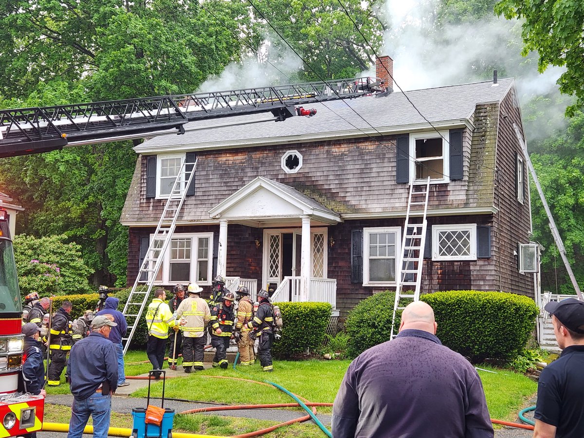 etozier3's tweet photo. Beverly, MA 2nd Alarm, 10 Bertram St, fire on floor 2.

Ernest Tozier photo. https://t.co/PQj4qTcZ2A