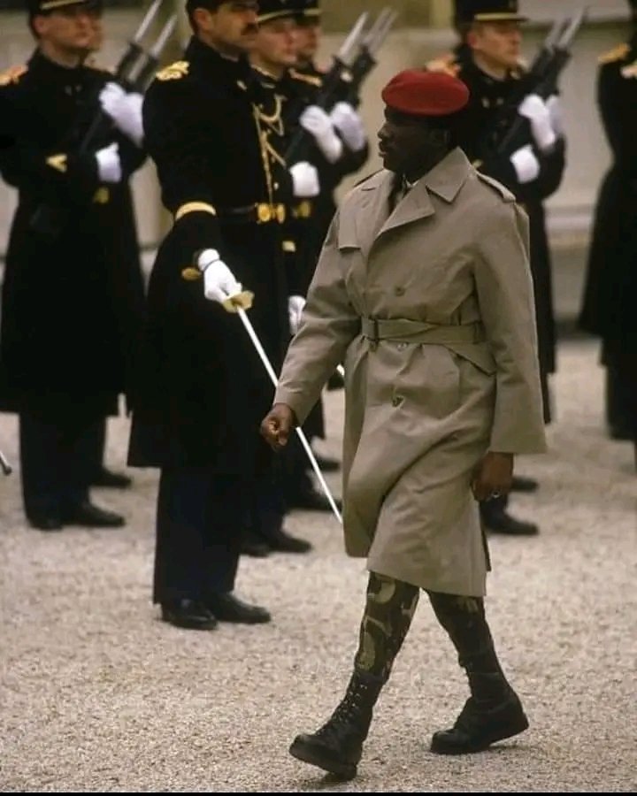 les2AA's tweet photo. 👨🏿‍💼  Thomas Sankara s’adressant à d’autres chefs d’État africains: « vous voyez, Je suis le seul Africain ici en europe à porter une paire de chaussure fabriquée par mon propre peuple 🇧🇫 , en cuir de vaches élevées par mes fermiers , tannées et transformées dans mon propre pays. https://t.co/QGHeFQiu8q