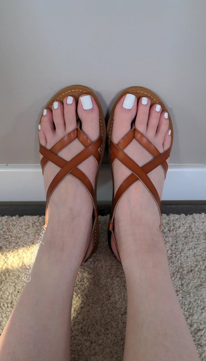 New sandals from a good foot b*tch 🩴 don't these strappy sandals look good on me? ;)

• footmodel footgoddess asianfeet toes longtoes prettyfeet •