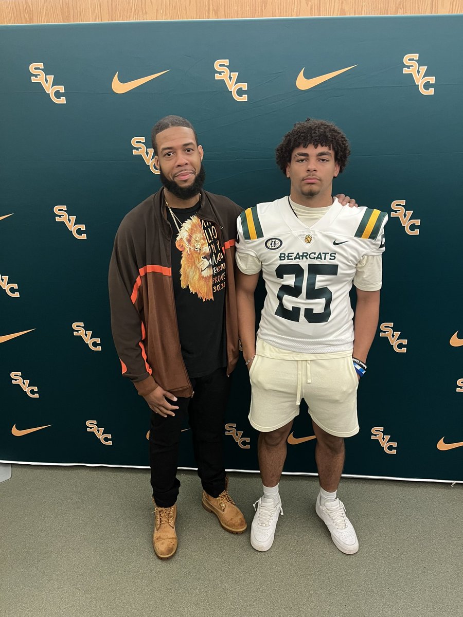 KenyaTench's tweet photo. Had a great day at Saint Vincent today thank you @CoachSmetanka for inviting me and my family down. https://t.co/6eO8Oc4KHQ
