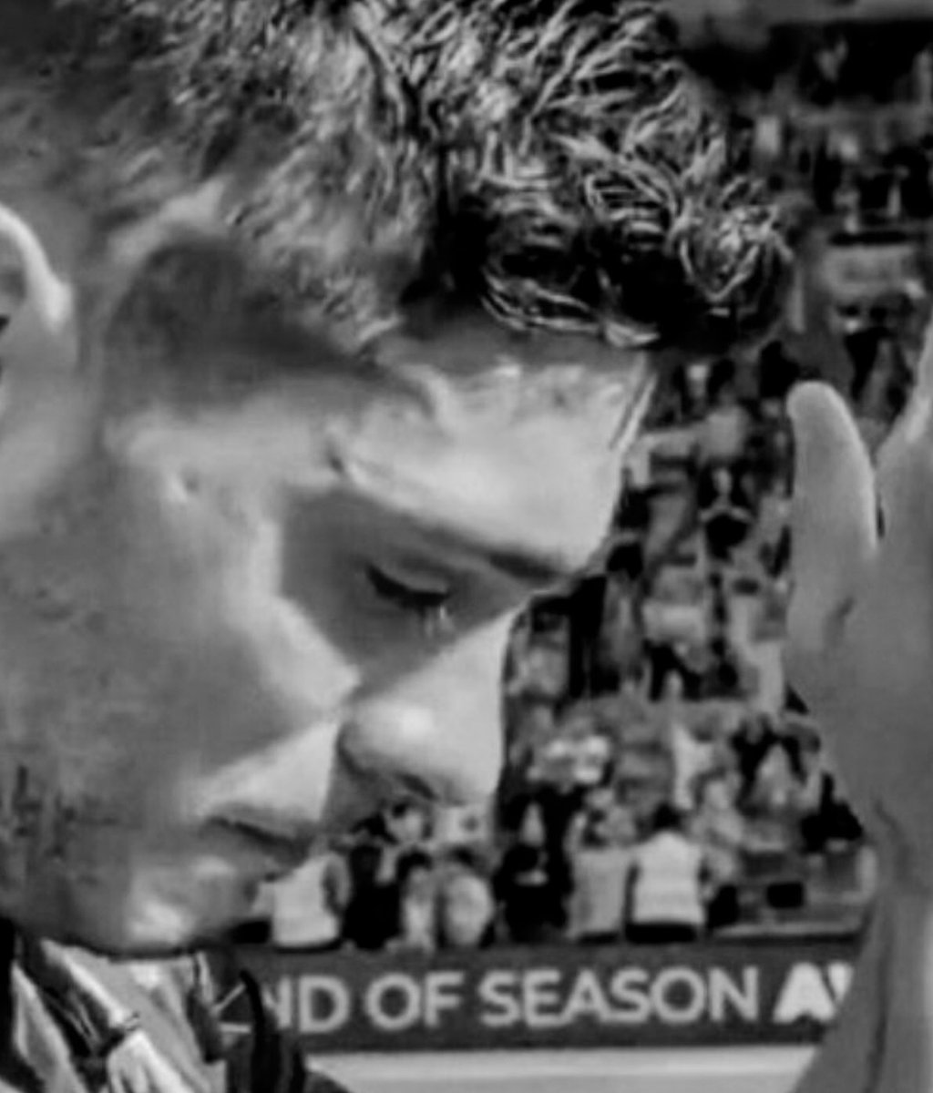 joserra_espn's tweet photo. Se cierra un capítulo en la vida de Raúl Jiménez. Hoy se despidió de los seguidores de los Wolves con lágrimas y gran tristeza en el rostro. 
Los goles en el fútbol inglés ahí quedan. Jiménez siempre será recordado como un triunfador de la liga Premier! 
Su nivel futbolístico bajó desde la grave lesión en el craneo y su salida era algo que se veía venir. #RaulJimenez