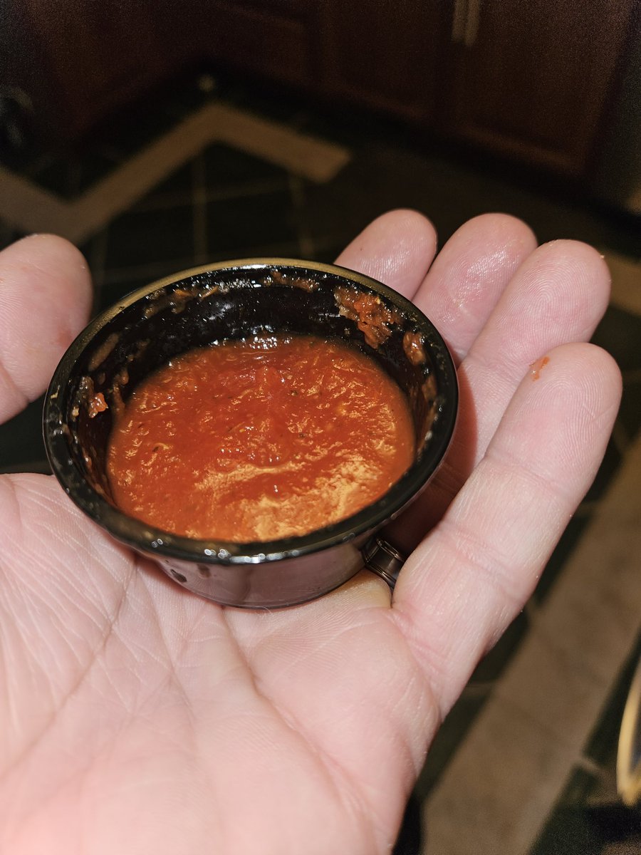 Jrbrow1129's tweet photo. @pizzahut Come on, Pizza Hut... how is this enough sauce for 5 breadsticks? https://t.co/vHALMuaplN