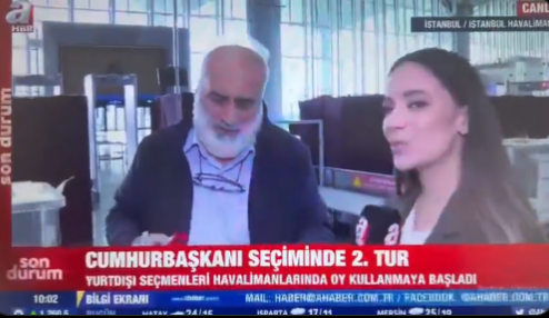 cumhuriyetgzt1's tweet photo. 📍A Haber muhabiri, Türkçe bilmeden Türk vatandaşı olup oy kullanan bir kişiyle röportaj yaptı  

  O anlar ekrana gelince büyük tepki çekti

 📍Görüntülerin yayılmasını istemeyen iktidarın yayın organı A Haber, sosyal medyadaki paylaşımlara telif atarak engelleme yolunu seçti https://t.co/zIZ65qe6ga