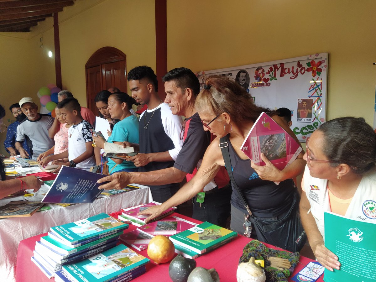 ¡Leer descoloniza!
Llena de colores fue nuestra Feria Internacional del Libro de Venezuela, para promover la lectura a través de nuestra historia cultural afrovenezolana, nuestra tradición y herencia.

#UnionFuerzaYCooperacion 
#1x10ContactoConElPueblo