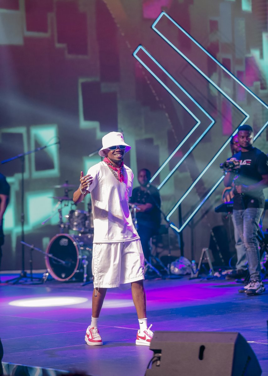 eastafricatv's tweet photo. Everybody say Baaadi we wanna partyyyyyyy #MariooTz anamkiamsha muda huu akimpa sapoti Role Model wake @officialalikiba kwenye show ya @lockin255 #EastAfricaTV na #EastAfricaRadio. 

#LockIn255 #Alikiba #AyraStarr #EastAfricaTV #EastAfricaRadio https://t.co/uS7k8qihgt