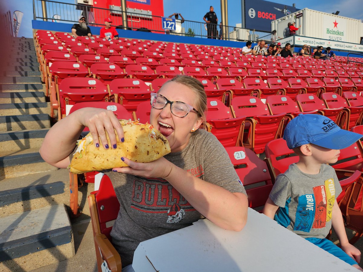 ckirisym's tweet image. Crushing her first #monstertaco at @FCDallas vs @HoustonDynamo #texasderby