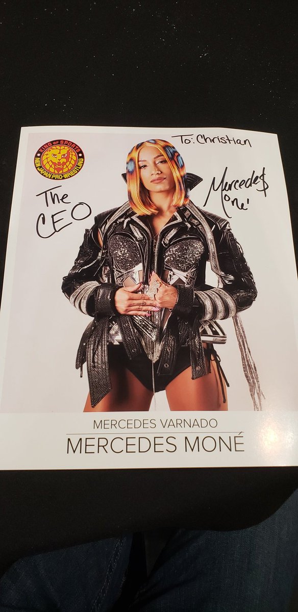 😅 I told Mercedes 'bout the times I'd seen her live and she smiled, saying that I must really enjoy seeing wrestling or something like that. 💙 She's just the best

#ComicConRevolution #MercedesMoné