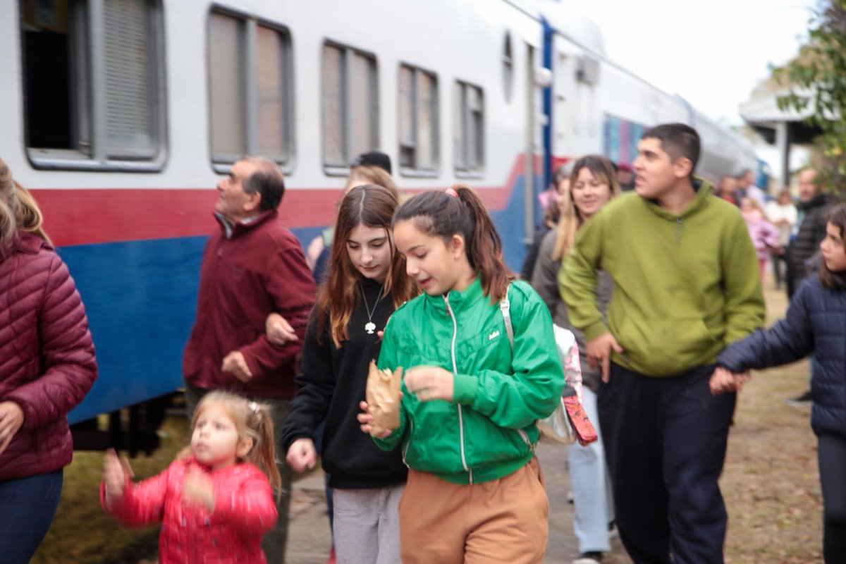 JuanciMartinez1's tweet photo. Tuve el honor de participar de un homenaje a los ex trabajadores ferroviarios Miguel Ramos, Jorge Quiroga, Fernando Rossoti y Eduardo Vargas. 

Ver el tren llegando a América provoca recuerdos y genera nostalgia, pero también mucha alegría. 

¡Los invito a vivir la experiencia! https://t.co/2J2XAdNsdk