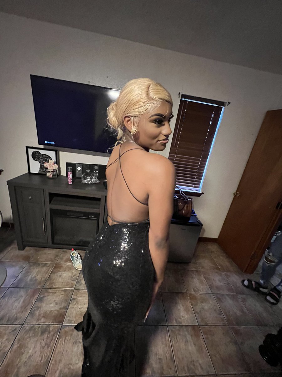 oreybby's tweet image. #8grade prom la sis eating