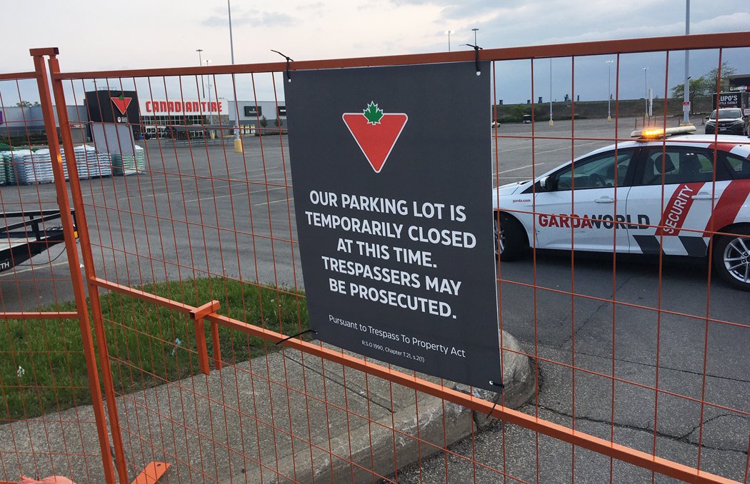 JohnLawMedia's tweet photo. Canadian Tire in Niagara Falls has cordoned off its parking lot to the 'F Trudeau' rally tonight. They're now gathering in front of Home Depot next door. https://t.co/8JgZc2a69B